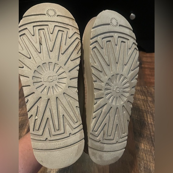 EUC UGG Women’s Platform Suede Moccasin/Clog with fur inside Size 8! - Picture 13 of 16